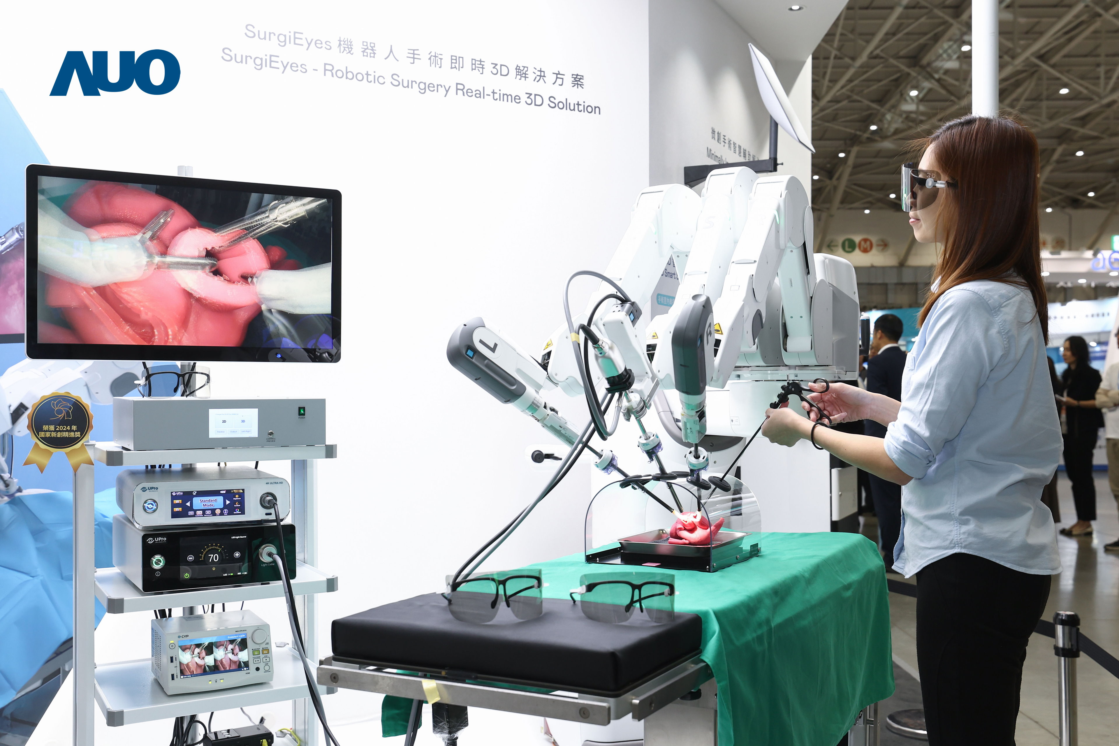 �_�����I�ȵ�3D�@ʾ���g�Ƴ���SurgiEyes�C�������g���r3D��Q���������������M3D�D��̎���c����3D��ֱ��ҕ�����Vɫ����@ʾ���g�����g�F꠿Ɍ��rͬ�������t��ҕ�ǿ�������3DӰ����������ͨЧ���c��ȫ����